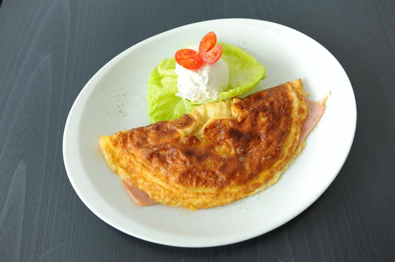 Hotel Hemera Подгорица Экстерьер фото An omelette with ham and cheese
