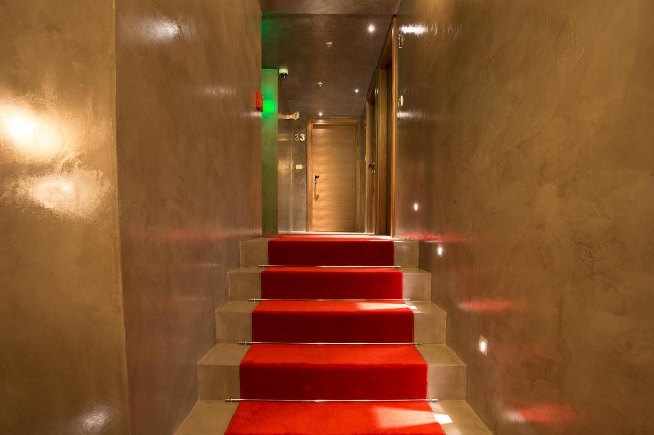 Hotel Hemera Подгорица Номер фото A red carpet in a hotel